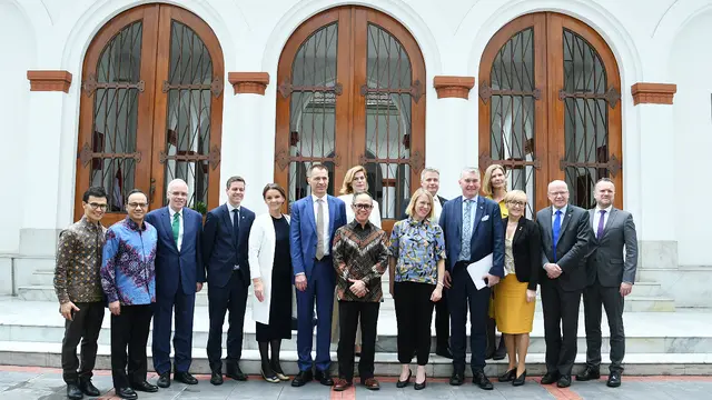 Wamenlu Mahendra Siregar bersama delegasi parlemen Norwegia.