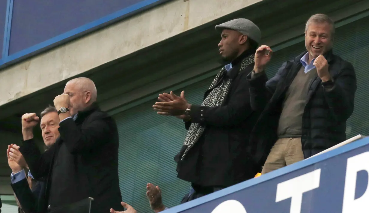 Mantan Pemain Chelsea, Didier Drogba (2kanan) dan Pemailik Chelsea, Roman Abramovich merayakan kemenangan Chelsea atas Sunderland di Stadion Stamford Bridge, London, Sabtu (19/12/2015). (AFP Photo/Ian Kington)