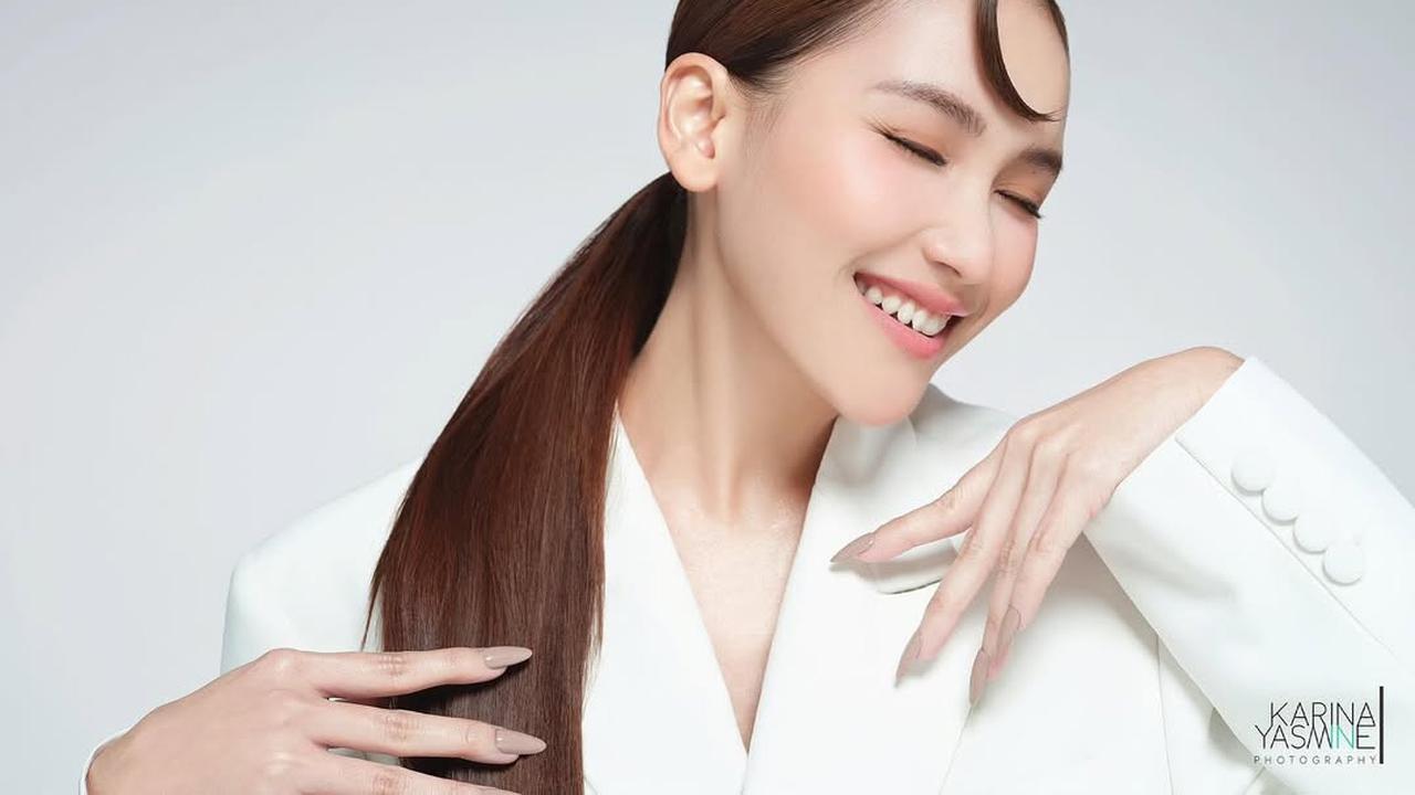 4 Potret Terbaru Ayu Ting Ting dengan Outfit Serba Putih dan Poni Bulan Sabit yang Unik