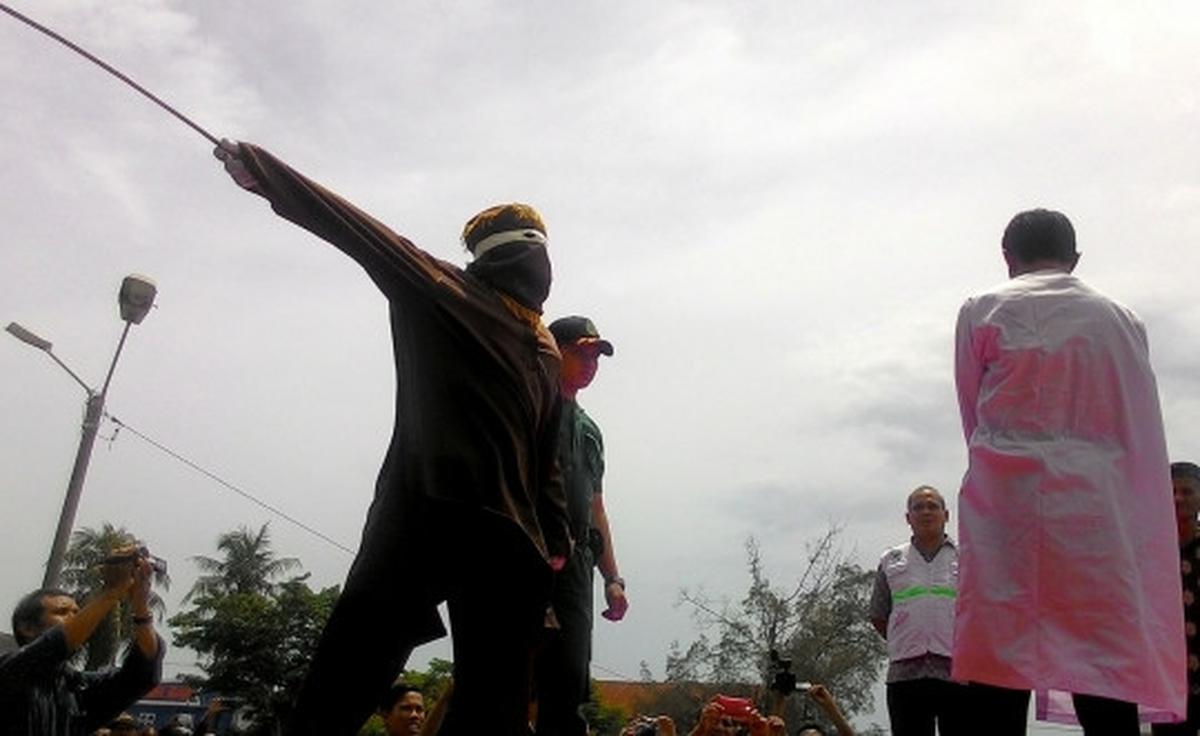 Eksekusi hukuman cambuk pasangan mesum di Aceh jadi tontonan