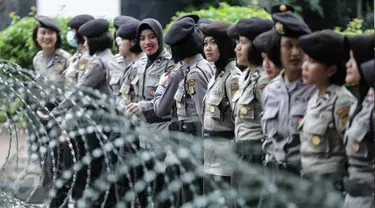 Sejumlah polisi wanita (Polwan) berbaris di belakang kawat berduri yang terpasang di kawasan Jalan Merdeka Barat, Jumat (31/3). Para polwan dari Brimob Polda Metro Jaya tersebut dikerahkan dalam pengamanan aksi 31 Maret. (Liputan6.com/Faizal Fanani)