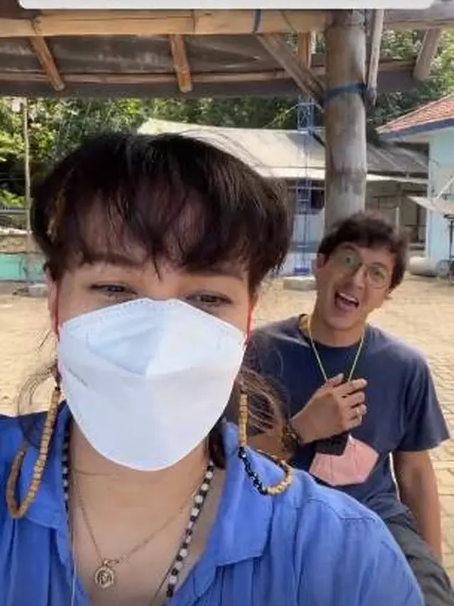 6 Momen Seru Nadine Chandrawinata dan Dimas Anggara Travelling Saat Hamil Besar