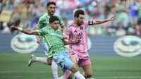 Gelandang Seattle Sounders Obed Vargas&nbsp;berduel dengan penyerang Inter Miami Lionel Messi pada final Leagues Cup, Senin, 1&nbsp;September&nbsp;2025, di Seattle. (AP Photo/Lindsey Wasson)