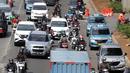 Kepadatan arus lalu lintas jalan Jenderal Gatot Subroto, Jakarta, Jumat (6/8/2021). Dirlantas Polda Metro Jaya mencatat, pada pelaksanaan PPKM level 4 minggu kedua terdapat kenaikan mobilitas warga Jakarta sebesar 26 persen dibanding saat PPKM Darurat dan PPKM Mikro. (Liputan6.com/Helmi Fithriansyah