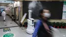 Sebuah robot pintar melakukan disinfeksi di ruang rawat jalan Rumah Sakit Renmin Universitas Wuhan di Wuhan, Provinsi Hubei, China, 16 Maret 2020. Robot pintar itu mampu melakukan pekerjaan disinfeksi secara otomatis di sejumlah lokasi yang telah ditentukan satu per satu. (Xinhua/Shen Bohan)