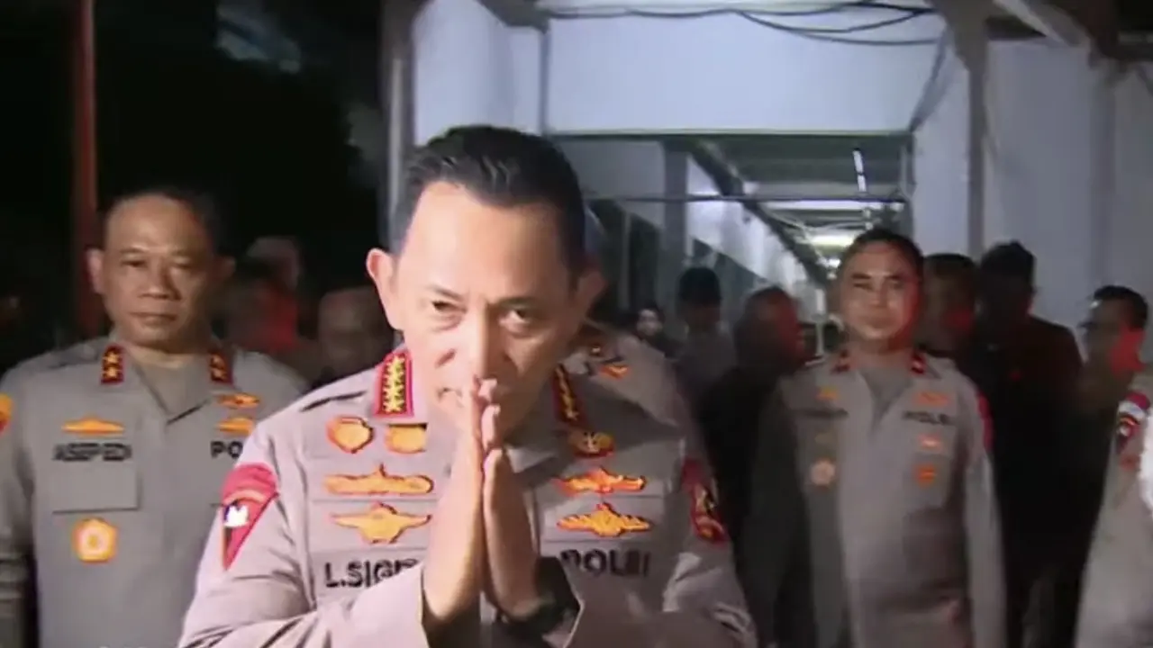 Kapolri Jenderal Listyo Sigit Prabowo menemui langsung keluarga pengemudi ojek online di Rumah Sakit Cipto Mangunkusumo (RSCM), Jakarta Pusat.