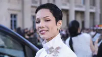 Halsey tersenyum usai menghadiri koleksi busana Chanel Spring/Summer 2023 selama Paris Fashion Week di Paris pada Selasa, 4 Oktober 2022. Musisi itu bergabung dengan Kristen Stewart, Jennie Kim, Naomi Campbell dan lainnya. (Photo by Vianney Le Caer/Invision/AP)