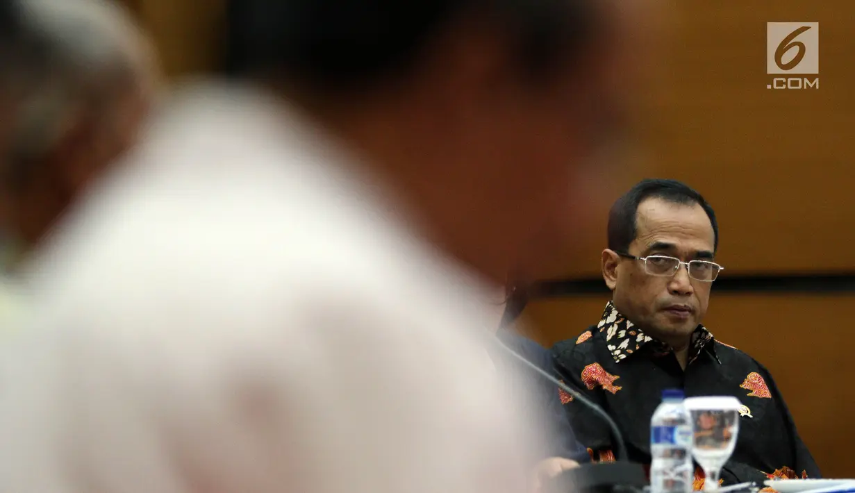 Menhub, Budi Karya Sumadi saat memberikan keterangan pers tentang pencapaian kinerja akhir tahun 2018 Kementerian Perhubungan di Jakarta, Kamis (13/12). Sejumlah pencapaian tercatat dalam laporan kinerja selama empat tahun. (Liputan6.com/Johan Tallo)