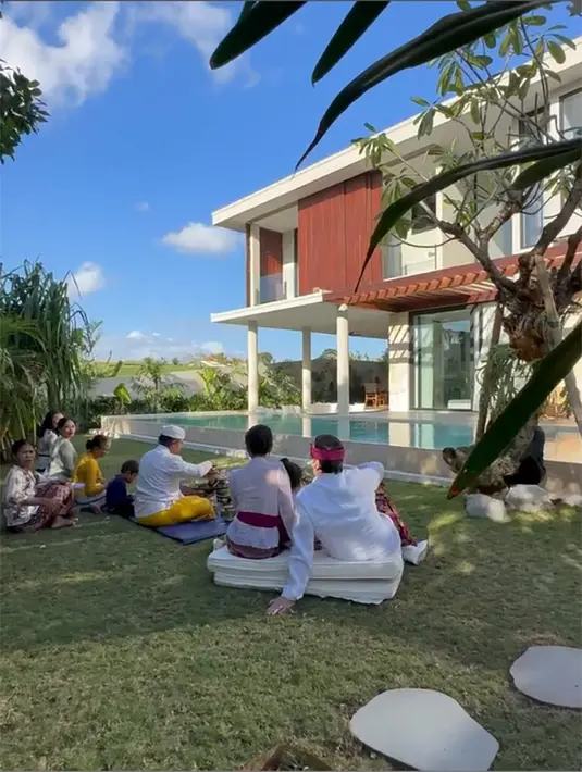 Farah Quinn dan keluarga menggelar ritual melaspas untuk vila baru yang diberi nama Villa Amaria. "Upacara pemberkatan rumah Bali yang dikenal secara lokal sebagai Melaspas untuk Villa Amaira kami," tulis farahquinnofficial.   [Instagram/farahquinnofficial