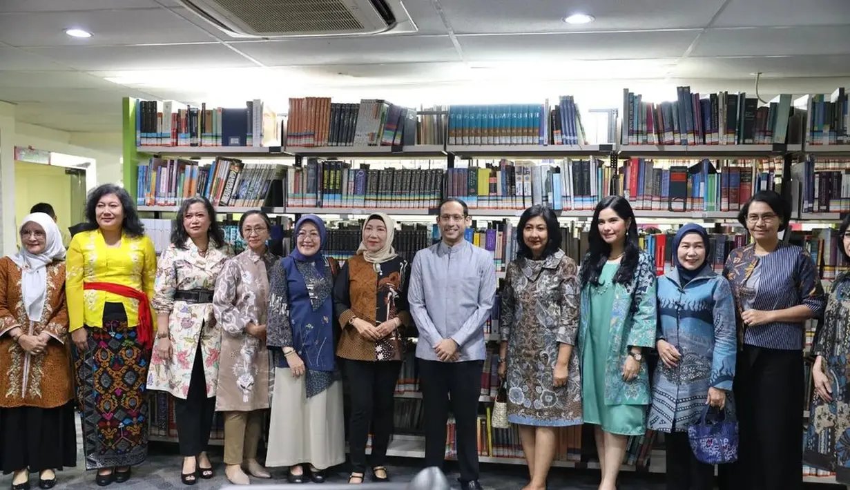 Annisa Pohan terlihat feminin dengan paduan heels pendek berwarna hitam [@ikawati_atrbpn]