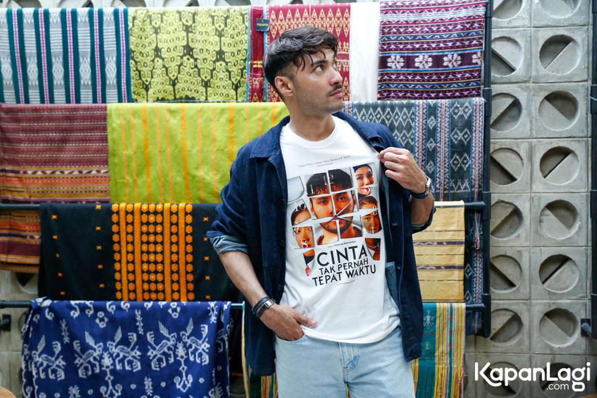 "Jarang banget (cukur kumis dan jenggot), bisa itungan jari, coba-coba cukuran tapi cocok kan?" tanya Refal Hady saat ditemui di kawasan Kemang, baru-baru ini.