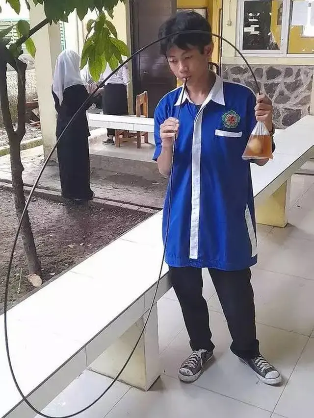 10 Potret Absurd Orang Pakai Sedotan yang Anti-mainstrema Ini Bikin Geleng Kepala