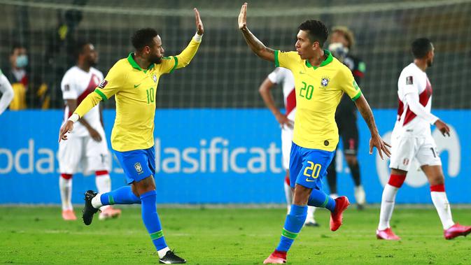 Pemain Brasil Neymar (kiri) dan Roberto Firmino merayakan gol Richarlison ke gawang Peru pada pertandingan kualifikasi Piala Dunia 2022 di National Stadium, Lima, Peru, Selasa (13/10/2020). Brasil menang 4-2 dengan lewat hattrick dari Neymar. (Daniel Apuy, Pool via AP)