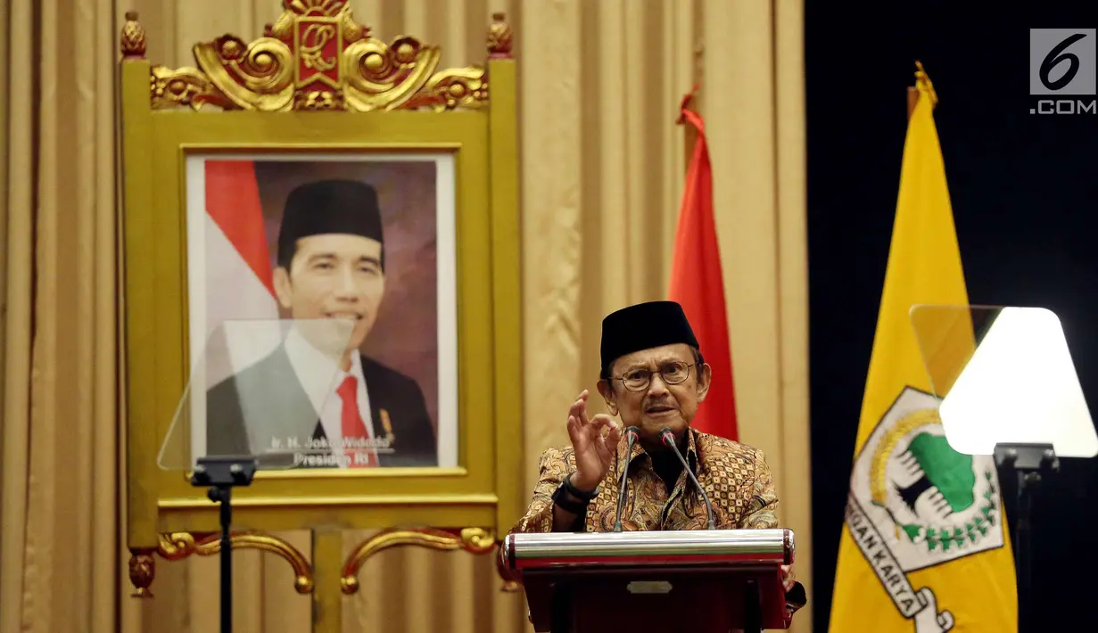 Presiden Ke-3 BJ Habibie memberi sambutan saat Seminar Nasional Partai Golkar, Jakarta, Kamis (19/10). Acara tersebut mengambil tema "Revitallisasi Ideologi Pancasila Sebagai Landasan Partai Golkar". (Liputan6.com/Johan Tallo)