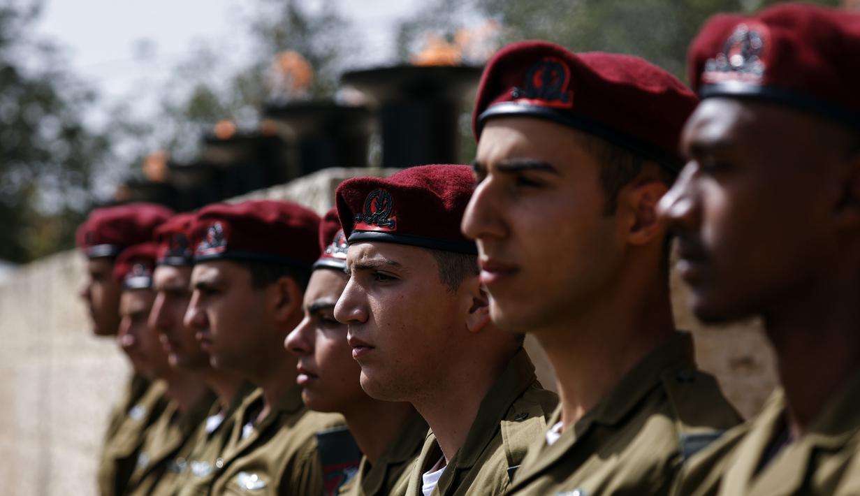 <p>Tentara Israel menghadiri upacara memperingati Hari Peringatan Holocaust di Warsaw Ghetto Square, Yad Vashem, Yerusalem, Israel, 28 April 2022. (Amir Cohen/Pool Photo via AP)</p>