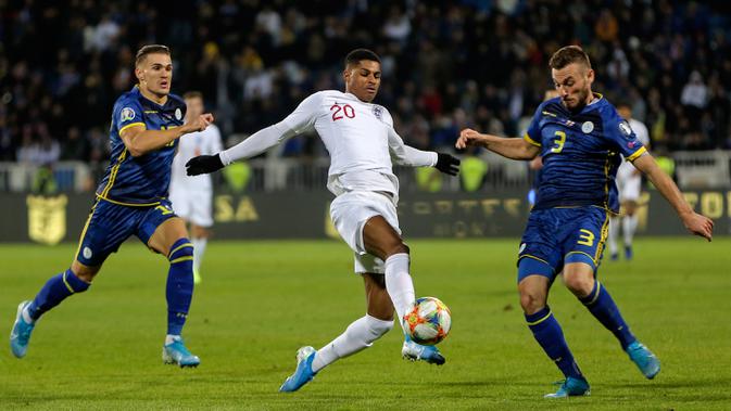 Striker Timnas Inggris, Marcus Rashford berebut bola dengan pemain Timnas Kosovo, Fidan Aliti pada laga Grup A kualifikasi Piala Eropa 2020 di Fadil Vokrri Stadium, Minggu (17/11/2019). Timnas Inggris mampu meraih kemenangan telak 4-0 atas timnas Kosovo. (AP/Boris Grdanoski)