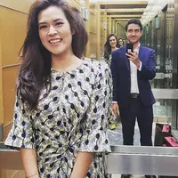 Dalam sesi pengajian, Raisa begitu anggun dengan pakaian bernuansa serba putih yang dikenakannya saat itu. Dalam foto-fotonya, aura kecantikan Raisa bergitu terpancar terlebih saat terlihat membaca Al-Quran. (Instagram/hamishdaud)