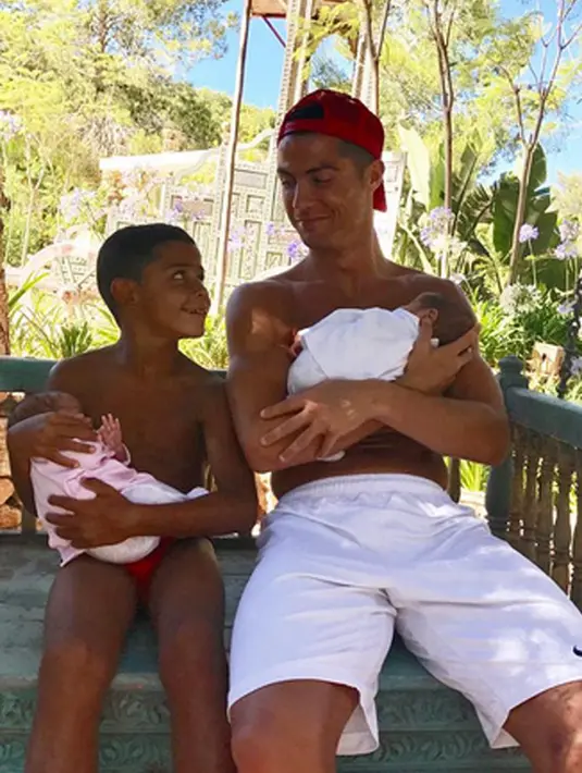 Kebahagiaan baru dirasakan Ronaldo dan Georgina sejak kelahiran buah hatinya. Beberapa unggahan foto di Instagramnya lah yang kerap menjadi bahan dikomentari para netizen akhir-akhir ini. (Instagram/cristiano)
