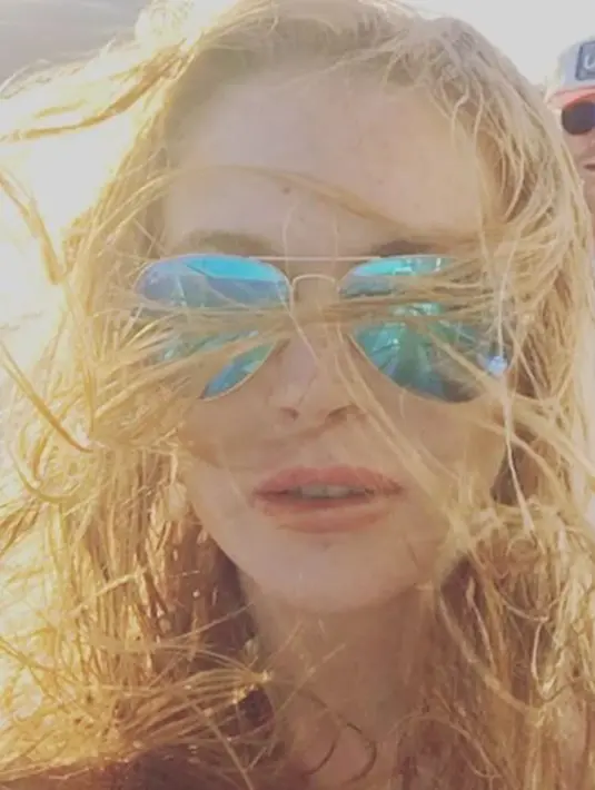 "Maaf karena aku membuka hal-hal pribadi di muka umum. Aku melakukan itu karena dihantui ketakutan dan kesedihan," tulisnya di akun instagramnya. (Instagram/Bintang.com)