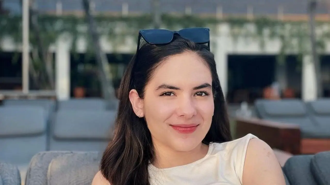 Outfit Steffi Zamora saat Mengenakan Pakaian Tanpa Lengan