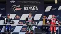 Ketiga pembalap yang naik podium MotoGP Jerez baru membuka masker saat physical distancing dirasa sudah terjadi. (Javier Soriano/AFP)