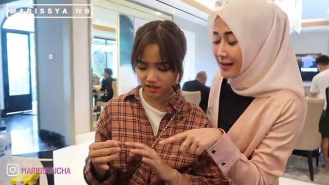 Fuji, adik ipar Vanessa Angel (Foto: YouTube)
