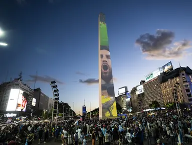 Para suporter berkumpul di monumen Obelisk untuk mendukung timnas Argentina sehari menjelang final Piala Dunia 2022, di Buenos Aires, Argentina, Sabtu, 17 Desember 2022. Argentina akan melawan Prancis pada babak final di Stadion Lusail Iconic, Minggu (18/12). (AP Photo/Rodrigo Abd )