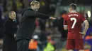 Pelatih Liverpool, Juergen Klopp (kiri) memberikan arahan kepada James Milner saat melawan Maribor pada laga Liga Champions grup E di Stadion Anfield, Liverpool, (1/11/2017). Liverpool menang 3-0. (AP/Rui Vieira)