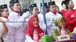 Terpidana kasus suap wisma atlet Angelina Sondakh (tengah) menjadi juri acara lomba fashion show kebaya di Rutan Pondok Bambu, Jakarta, (21/4). Angelina Sondakh turut meramaikan acara peringatan Hari Kartini tersebut. (Liputan6.com/Immanuel Antonius)