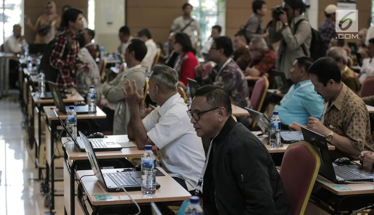 Peserta bersiap mengikuti tes uji kompetensi Seleksi Calon Pimpinan KPK di Pusdiklat Kementerian Sekretaris Negara, Cilandak, Jakarta, Kamis (18/7/2019). Sebanyak 192 kandidat calon pimpinan (capim) Komisi Pemberantasan Korupsi (KPK) mengikuti uji kompetensi tersebut. (Liputan6.com/Faizal Fanani)