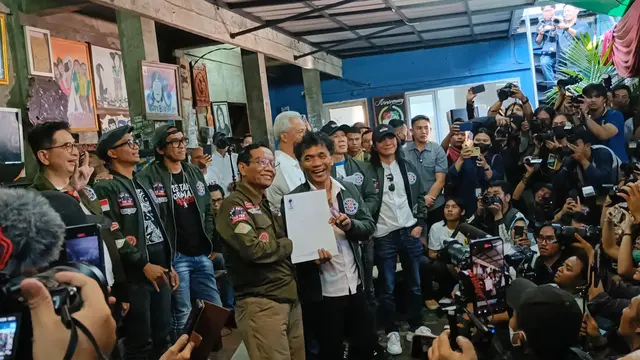 Pasangan capres-cawapres nomor urut 3, Ganjar Pranowo dan Mahfud Md menghadiri deklarasi dukungan grup band Slank di Potlot Studio, Jakarta Selatan, Sabtu (20/1/2024)