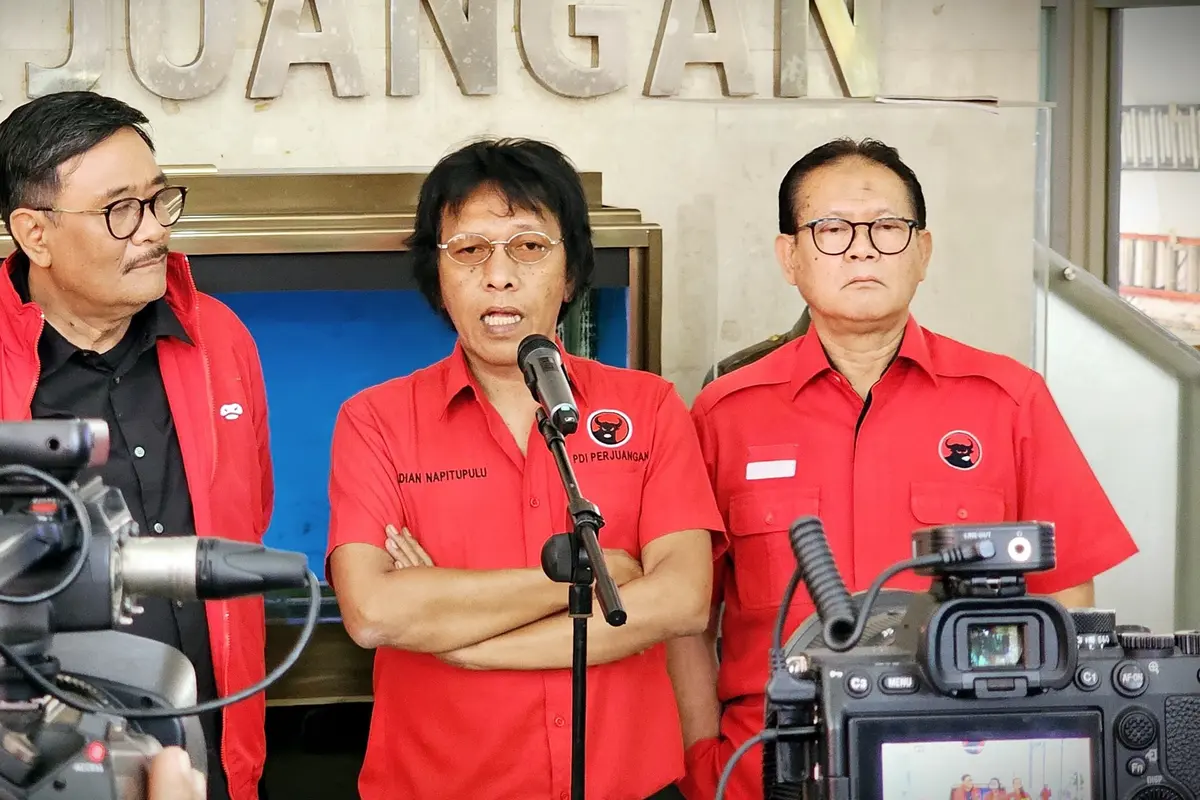 Jajaran DPP PDI Perjuangan (PDIP) saat menyikapi perombakan kabinet yang dilakukan oleh Jokowi. Ada Djarot Saiful Hidayat, Adian Napitupulu, dan  Rokhmin Dahuri.