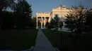 Pemandangan bendera nasional AS yang berkibar setengah tiang di Gedung Putih, Washington DC, Minggu (4/8/2019). Presiden Donald Trump memerintahkan bendera dikibarkan setengah tiang selama lima hari sebagai simbol dukacita atas dua penembakan massal di El Paso, Texas, dan Ohio. (Alastair Pike/AFP)