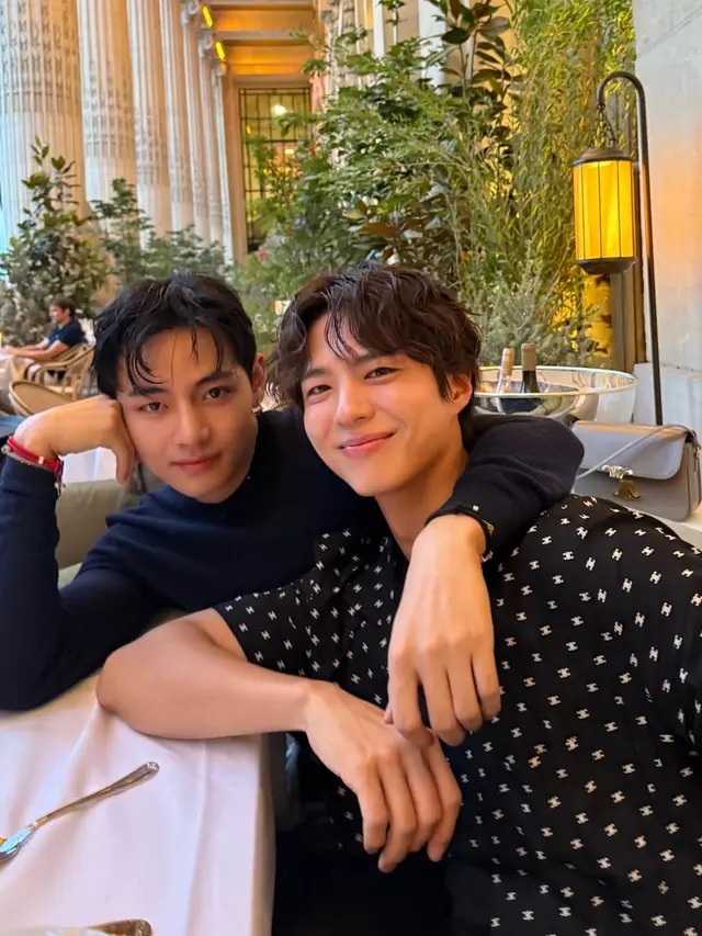 Gaya Trio Bestie V BTS, Bae Suzy, dan Park Bo Gum Hadiri Celine Show di Paris