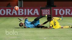 Pemain Mitra Kukar, Moniega dihadang kiper Gresik United pada partai kedua Grup A Piala Presiden 2017 di Stadion Maguwoharjo, Sleman, Sabtu (4/2/2017). Mitra Kukar menang 1-0. (Bola.com/Nicklas Hanoatubun)