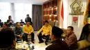 Ketua Partai Golkar Airlangga Hartarto bersama Anggota DPP Partai Golkar saat melakukan pertemuan dengan Ketua Badan Pengawas Pemilu (Bawaslu) Abhan di DPP Partai Golkar, Jakarta, Senin (2/7). (Liputan6.com/Johan Tallo)