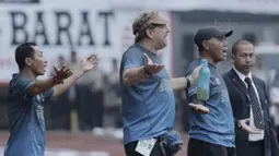 Pelatih PSM, Robert Rene Alberts, melakukan protes kepada wasit saat pertandingan melawan Persija pada laga Liga 1 di Stadion Patriot, Bekasi, Selasa  (15/8/2017). Persija bermain imbang 2-2 dengan PSM. (Bola.com/M Iqbal Ichsan)
