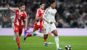 Joshua Kimmich dari Bayern, kiri, dan Jude Bellingham dari Real Madrid berebut bola selama pertandingan leg pertama perempat final Liga Champions antara Real Madrid dan Bayern Munich di Madrid, Spanyol, Rabu (8-4-2026) dini hari WIB. (AP Photo/Bernat Armangue)