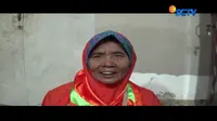 Nenek berusia 70 tahun itu biasa mencari sampah hingga sejauh 20 kilometer, keluar dari desanya di Desa Bulubrangsi, Kabupaten Lamongan.