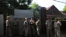 Jemaat GKI Yasmin Bogor gagal melakukan ibadah di Gereja Kristen Indonesia, Bogor (25/12/2014). Tampak, aparat Satpol PP berjaga di sekitar lokasi gereja yang dinyatakan ditutup. (Liputan6.com/Herman Zakharia)