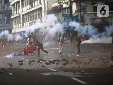 Pengunjuk rasa yang menolak UU Cipta Kerja terlibat bentrok dengan polisi di kawasan Harmoni, Jakarta, Kamis (8/10/2020). (Liputan6.com/Faizal Fanani)