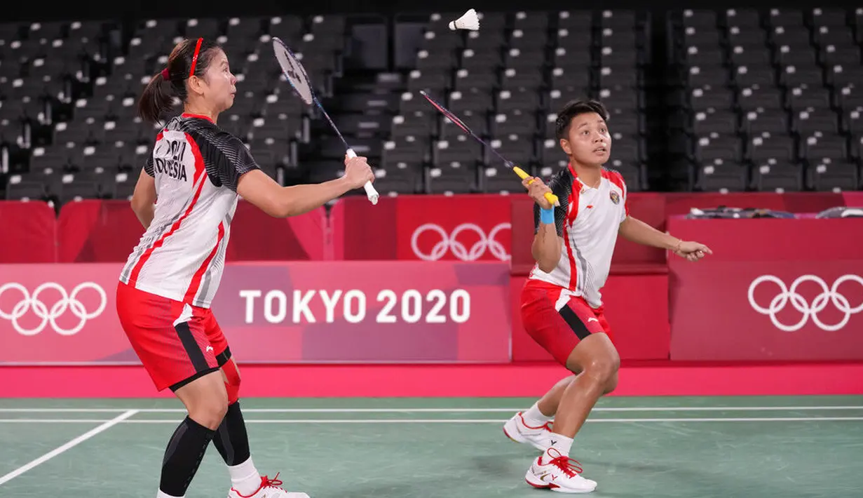 Greysia Polii/Apriyani Rahayu akhirnya mengunci kemenangan usai bertanding dalam tiga gim dengan tempo selama 100 Menit. Pasangan Indonesia itu menang dengan skor 21-15, 20-22, 21-17. (Foto: AP/Dita Alangkara)