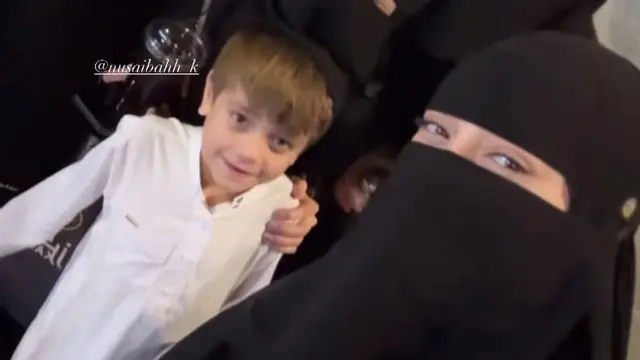 Potret Celine Evangelista Umrah Bareng 4 Anaknya