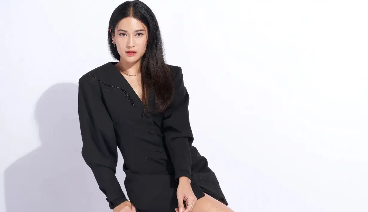 Outfit ngantor ala Dian Sastro. Ia mengenakan one piece blazer dress yang simpel, tapi menawan. Jadi mana inspirasi outfit ngantor ala seleb yang jadi favoritmu, Sahabat FIMELA? [Foto: Instagram/therealdisastr]