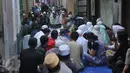 Warga tampak khusuk berdoa di gang sempit permukiman Kampung Akuarium, Penjaringan, Jakarta, Senin (11/4). Doa bersama dilakukan jelang penertiban Pasar Ikan, Aquarium dan kampung Luar Batang, Penjaringan, oleh Pemprov DKI (Liputan6.com/Gempur M Surya)