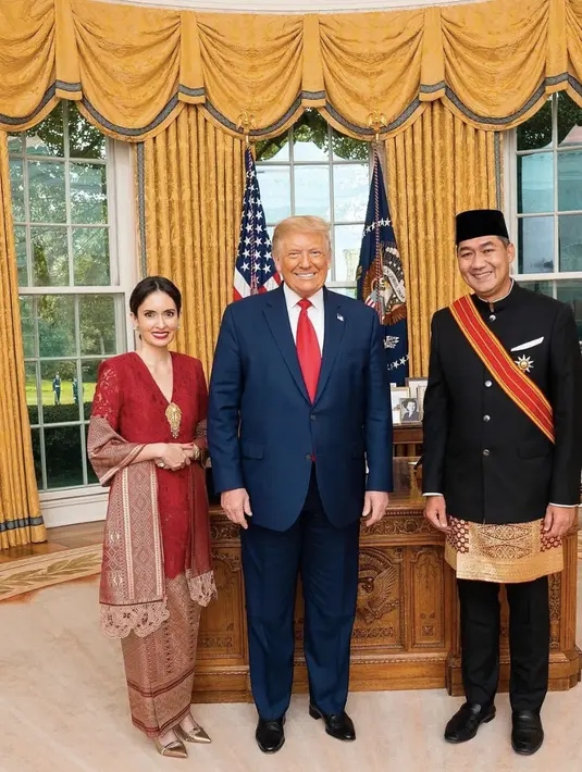 Merah menjadi sebuah nuansa warna kebaya yang tak pernah gagal menampilkan kesan yang glamor. Apalagi ketika dipadukan dengan songket berbenang emas, penampilan Bianca semakin terlihat semarak tanpa perlu banyak penambahan elemen lainnya. (Instagram/bianca.alinda).