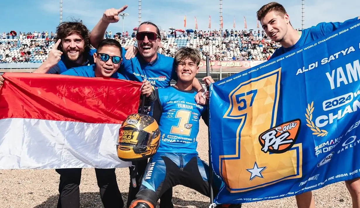 Usai meraih gelar juara dunia WorldSSP300 2024, Aldi Satya Mahendra merayakan kesuksesannya bersama para penggemarnya yang hadir di Sirkuit Jerez, Minggu (20/10/2024) sore WIB. (Instagram Aldi Satya Mahendra)