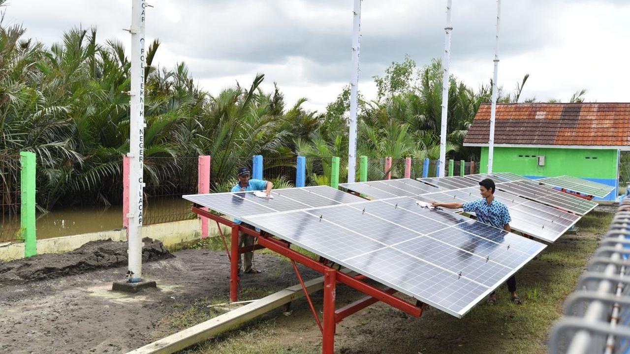 Warga Dusun Bondan menikmati teknologi energi baru terbarukan HEOP (Hybrid Energy One Pole), Program CSR Pertamina RU IV Cilacap