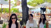 Sidney Azkassyah merupakan putri dari Cut Tari dan mantan suaminya, Johannes Yusuf Subrata, sedangkan Channella Leslie merupakan putri dari Richard Kevin.  Meski bersaudara, keduanya sangat dekat.  Terlihat melalui momen liburan mereka di sebuah resor mewah di Nusa Dua, Bali.  (Liputan6.com/IG/@cuttaryofficial)