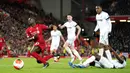 Pemain Liverpool Sadio Mane terjatuh saat membawa bola dekat gawang West Ham pada pertandingan Liga Inggris di Stadion Anfield, Liverpool, Inggris, Senin (24/2/2020). Liverpool mengalahkan West Ham dengan skor 3-2. (AP Photo/Jon Super)